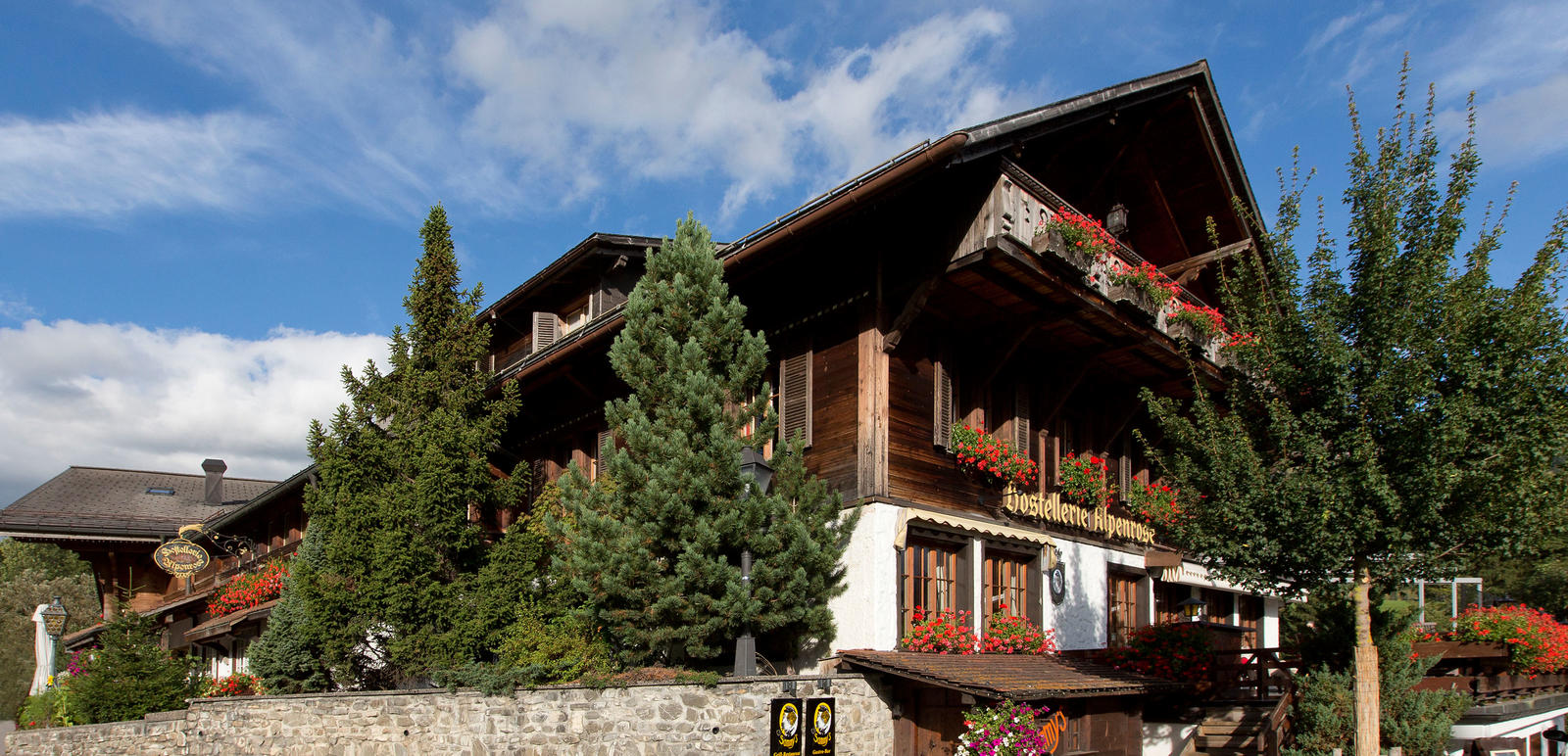 Gault Millau-rated chalet dining room in Schönried